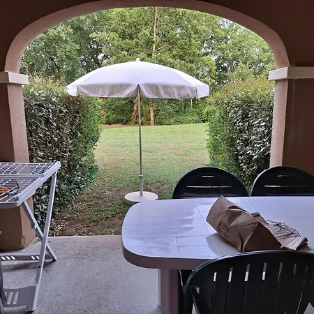 Cosy à Monflanquin, 31 M² Avec Piscine